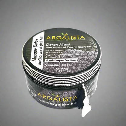Masque détox au charbon