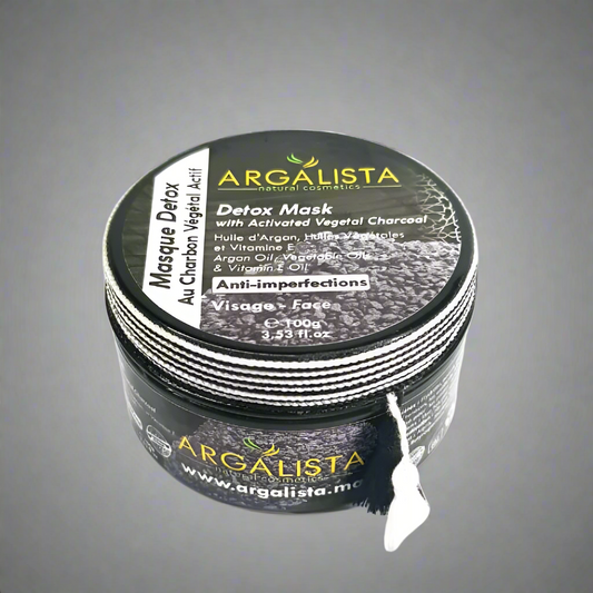 Masque détox au charbon